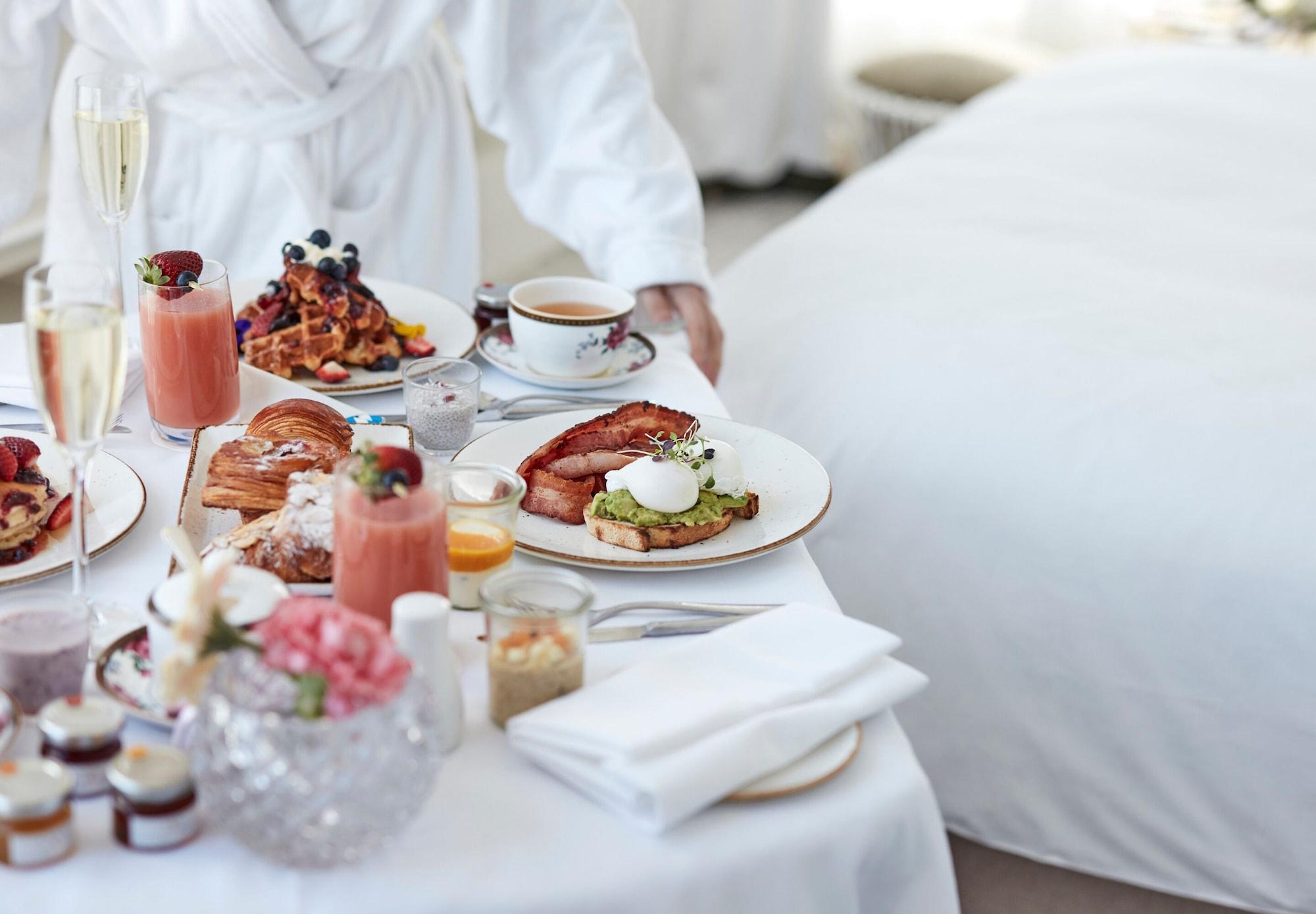 Hotel The Langham Melbourne Esterno foto Room service